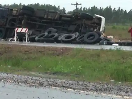 Un camión volcó y diseminó su carga sobre la Autovía ex ruta 14
