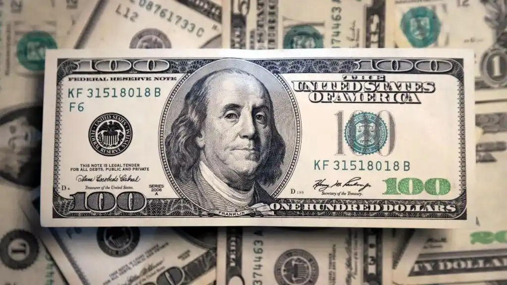 El dólar continúa su sendero a la baja: cayó $35 y se despegó de los $1.500