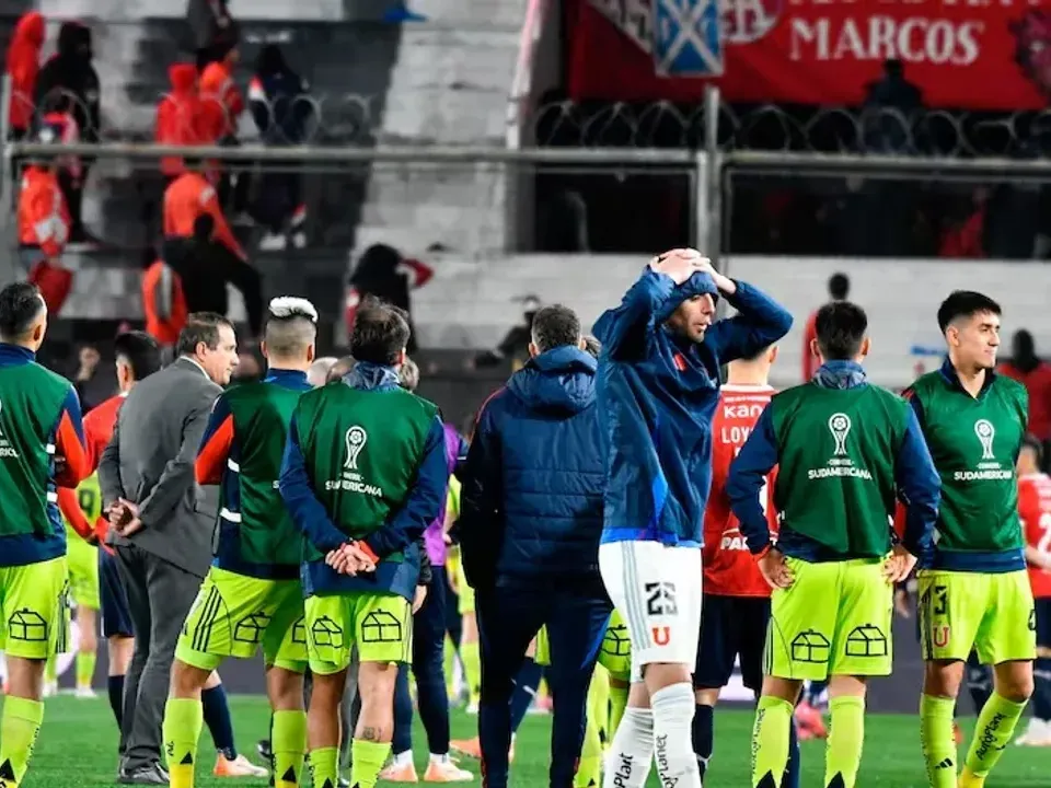 El juego entre el Rojo y la U de Chile, fue cancelado x incidente cuando iba 1 a 1.