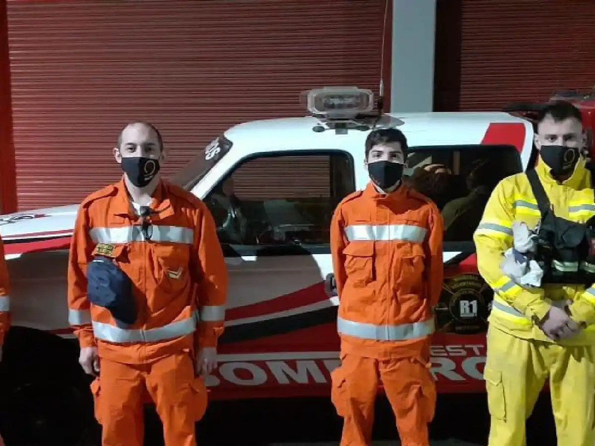 Un nuevo grupo de bomberos  viajó a combatir el fuego en las sierras