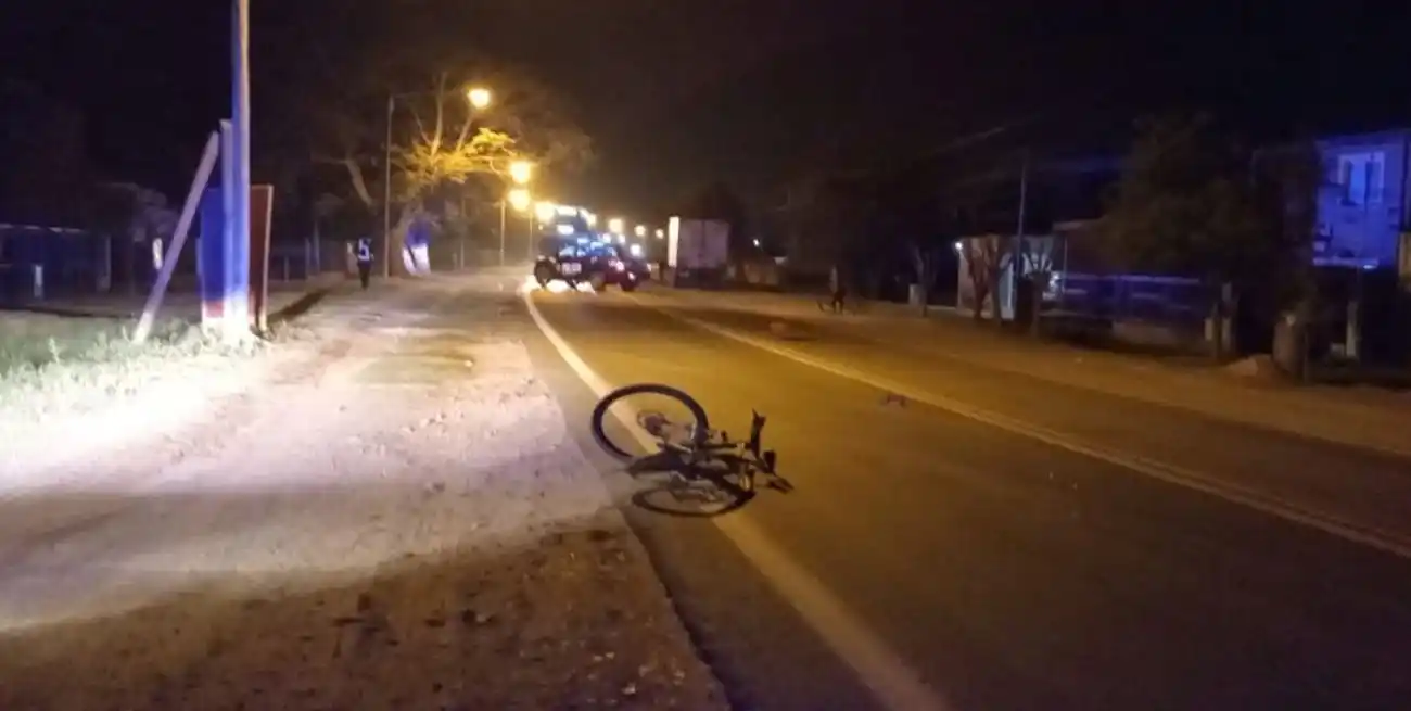La bicicleta a un costado y el camión unos metros más adelante. Crédito: Unidad R. XV Policía.
