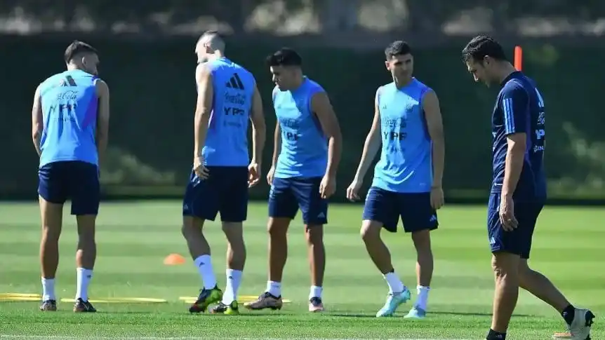 Argentina se entrena tras la derrota contra Arabia Saudita y Scaloni analiza cambios para el duelo clave con México