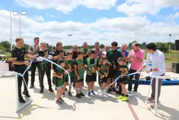 Con una inversión de 53 millones de pesos, la Provincia inauguró un nuevo playón multideportivo en Ranchos