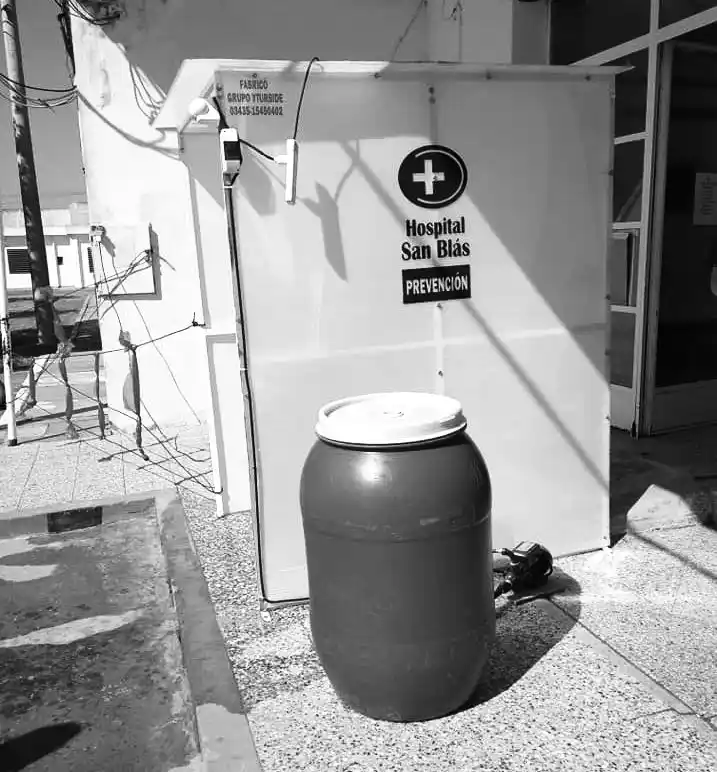 Ruidos en torno a cabina de desinfección en el ingreso al hospital San Blás