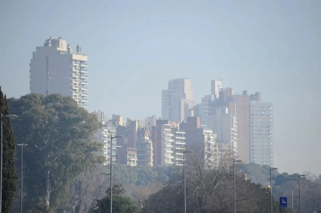 El equipo de investigadores analizó datos de diferentes centros de salud de Rosario, comparando la incidencia de infartos durante los días con humo y aquellos sin esta problemática ambiental. Foto:Archivo