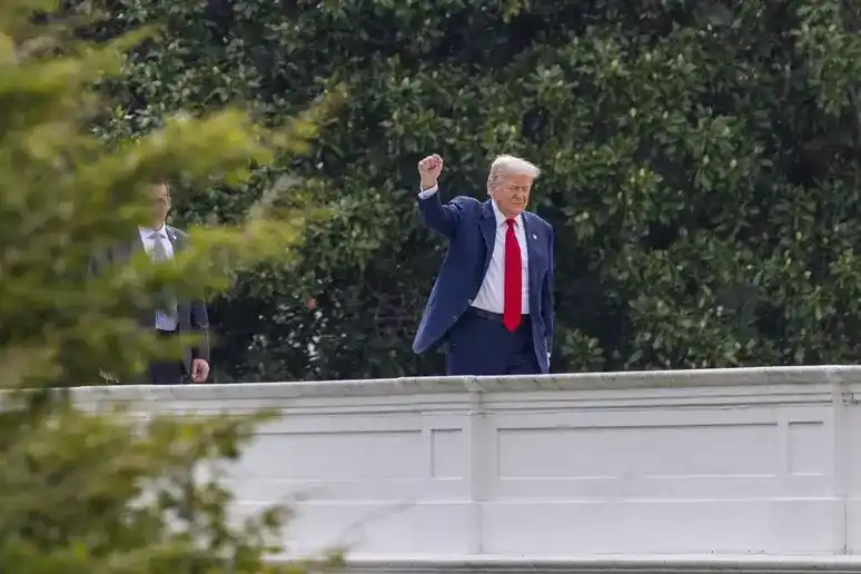 Trump en el techo de la Casa Blanca