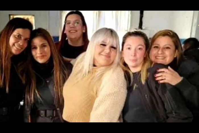 En su viista posó en la cárcel de González Catán junto a varias mujeres policías.