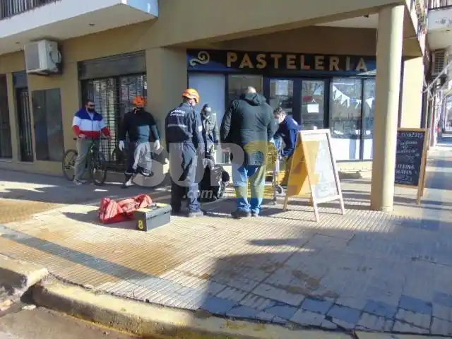 Bomberos asistieron en la vía pública a una mujer que sufrió convulsiones