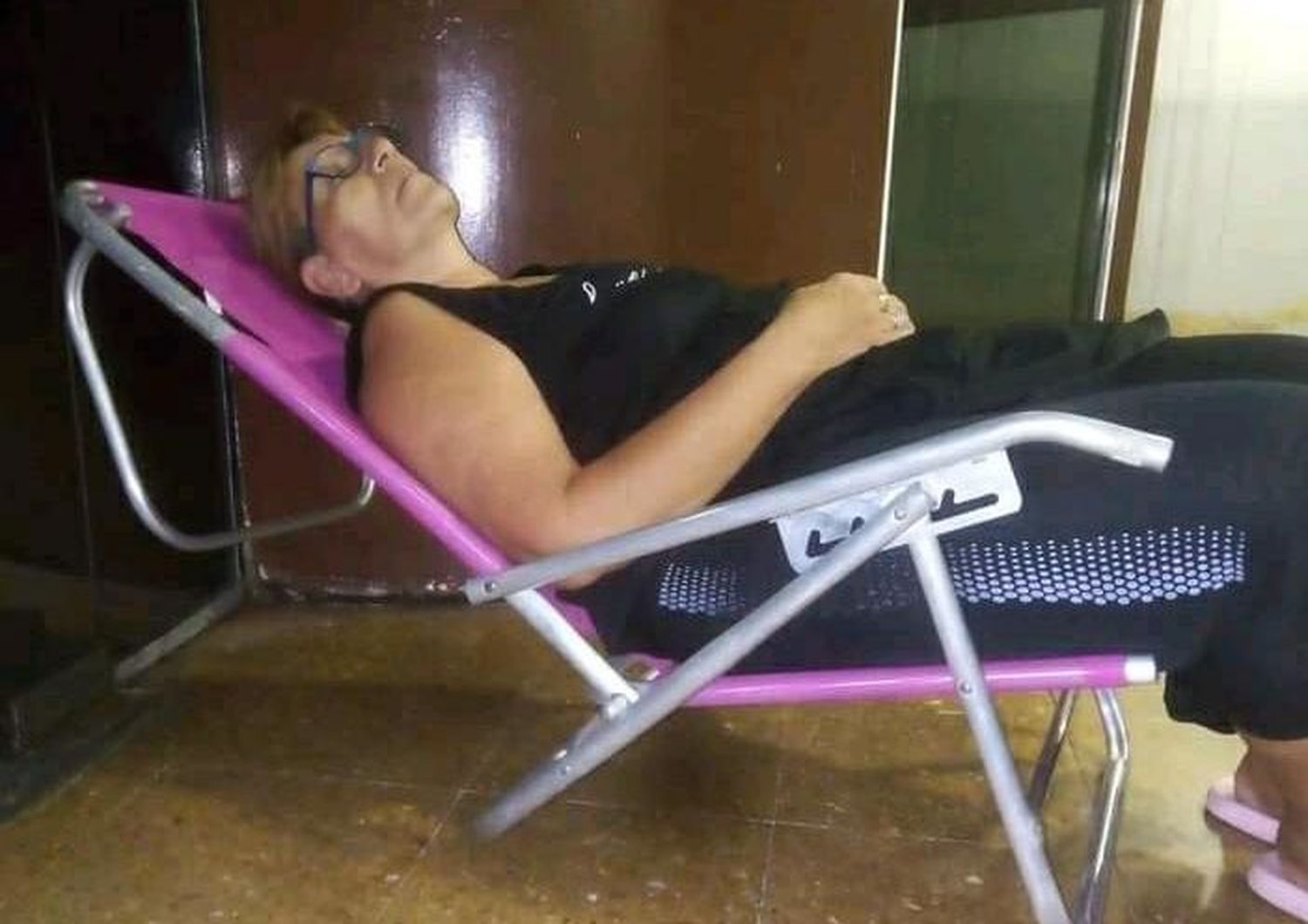 Así pasan la noche para sacar turno en el Hospital