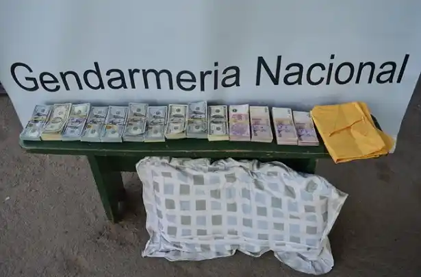 Gendarmería retuvo casi 100 mil dólares que iban ocultos en una almohada