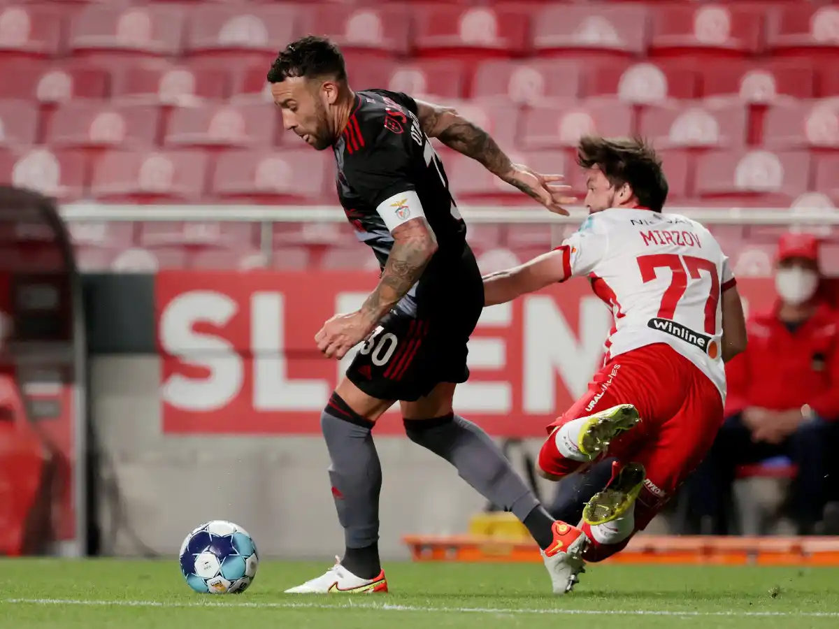 Benfica pelea por un lugar en la Liga de Campeones