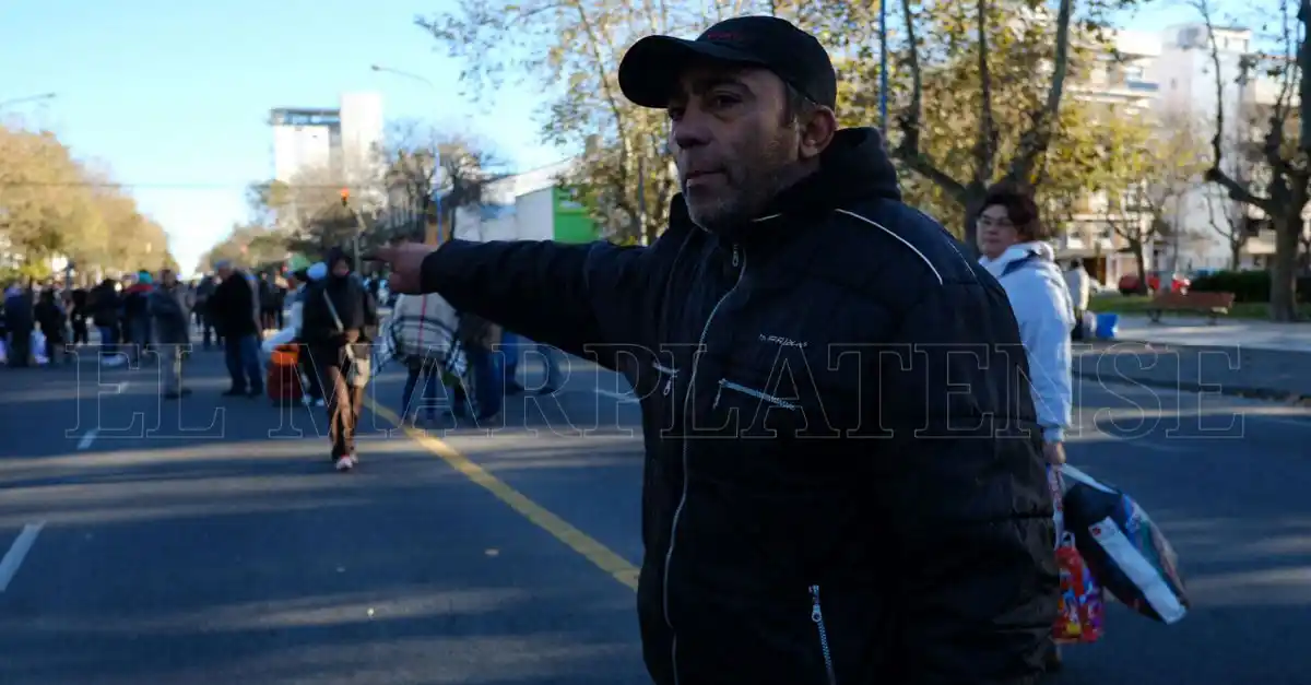 Manteros levantaron el corte sobre avenida Luro y negocian con funcionarios