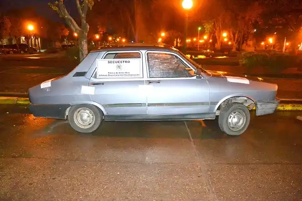 Le robaron el auto, pero los vieron y la Policía los atrapó en un allanamiento