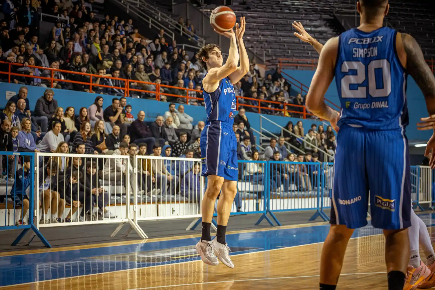 Monacchi tirando al aro.