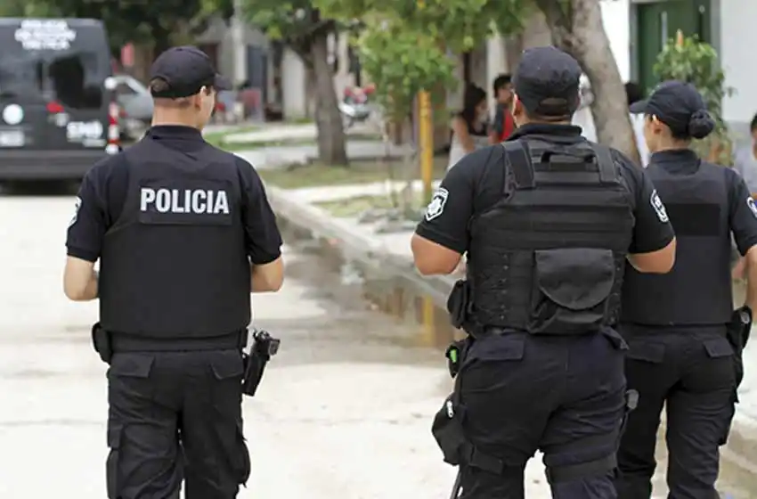 Autorizan a la Policía de Santa Fe a llevar armas ya listas para disparar
