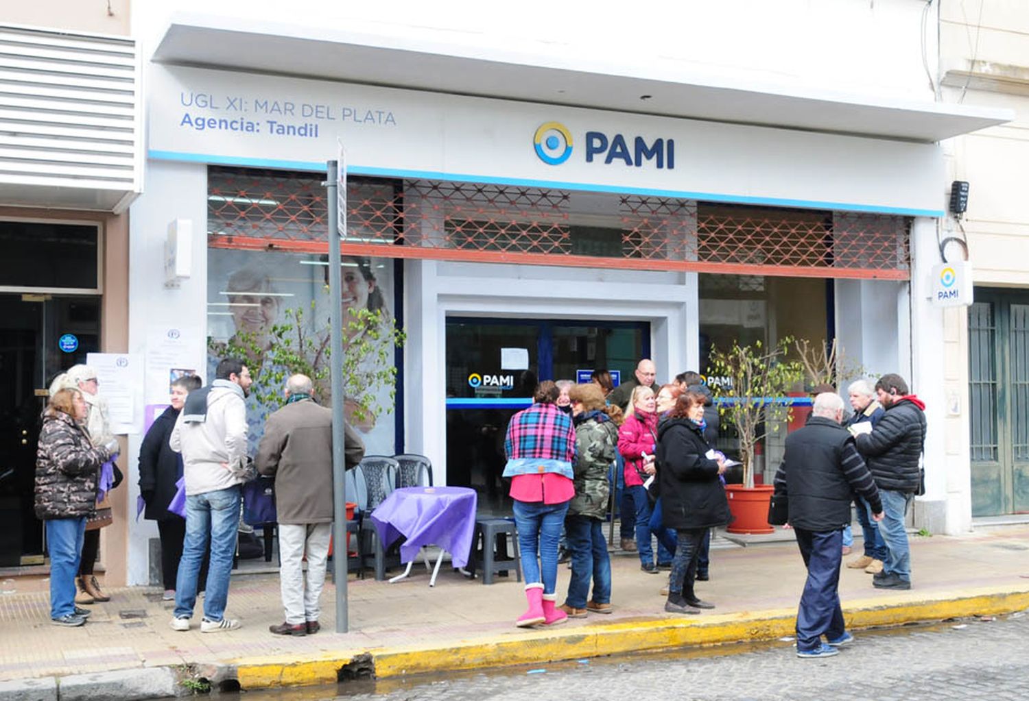 Jubilados se manifestaron en la puerta del Pami