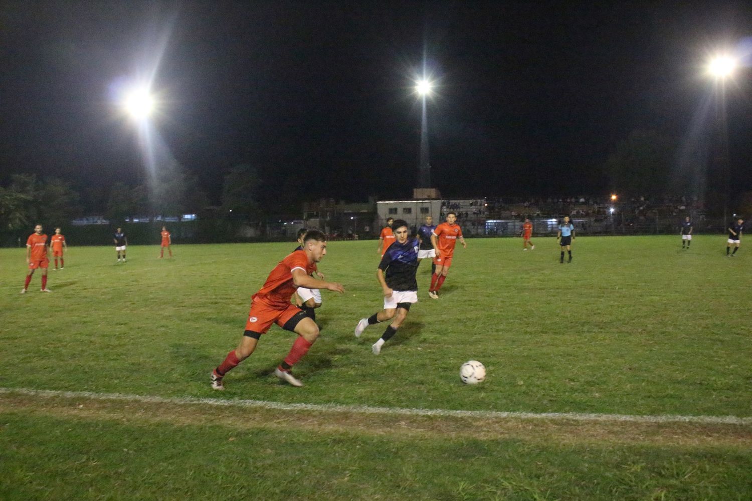 Central Larroque se quedó con el duelo larroquense y se metió en cuartos de final.