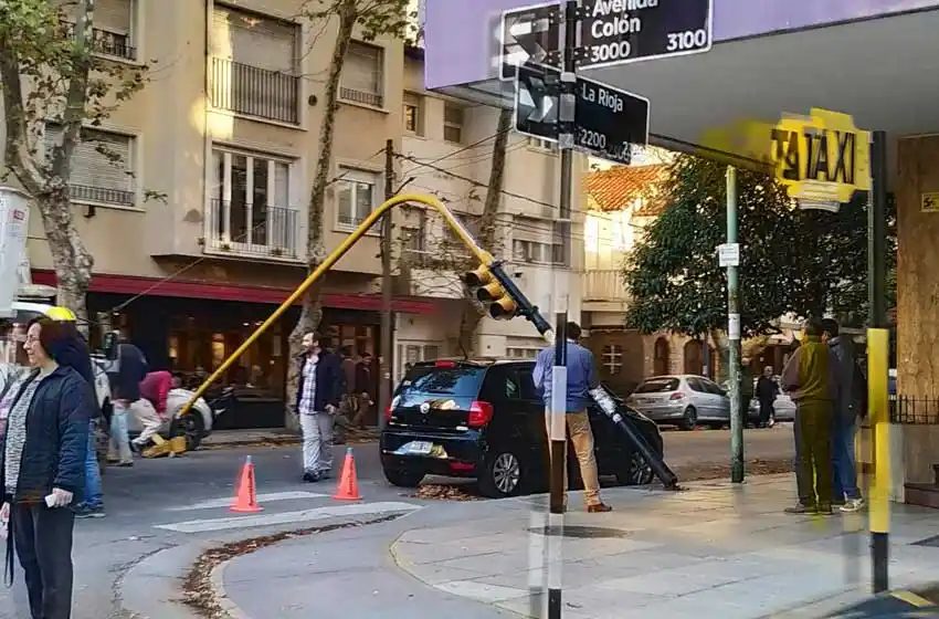 Se cayó un semáforo arriba de un auto y una mujer resultó herida