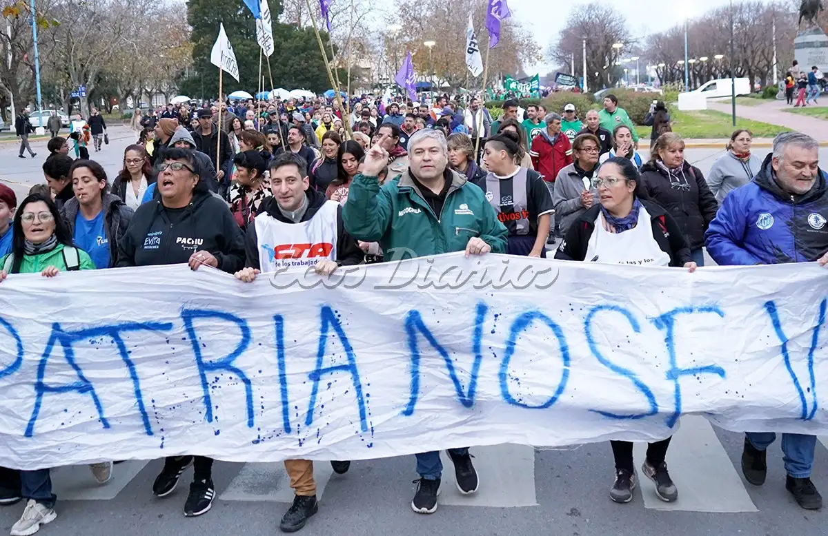 Por la plaza. Protesta y marcha contra la Ley Bases en Necochea