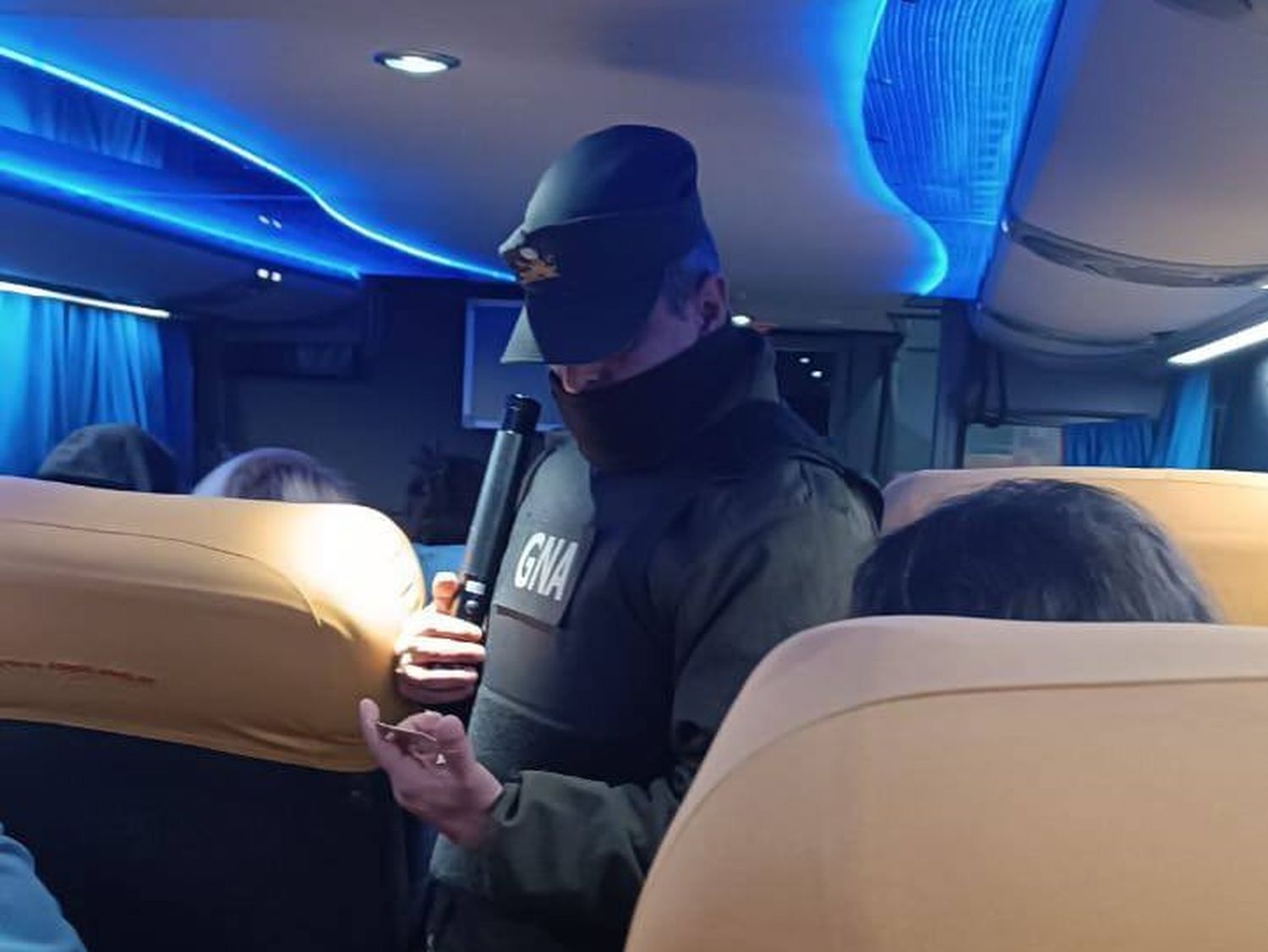 Controles en accesos a CABA: la Policía frenó micros con militantes que marchaban a Plaza de Mayo en apoyo a Cristina