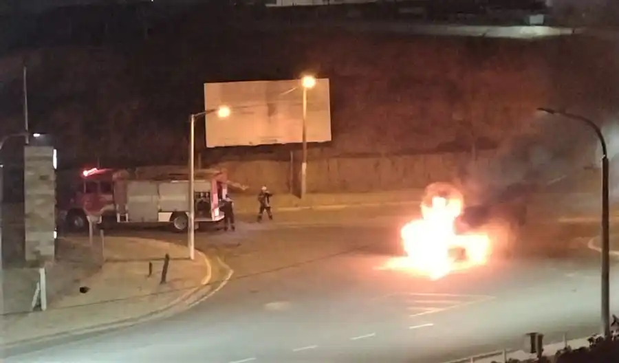 Pérdidas totales en incendio de vehículo en la bajada de Rómulo Naón