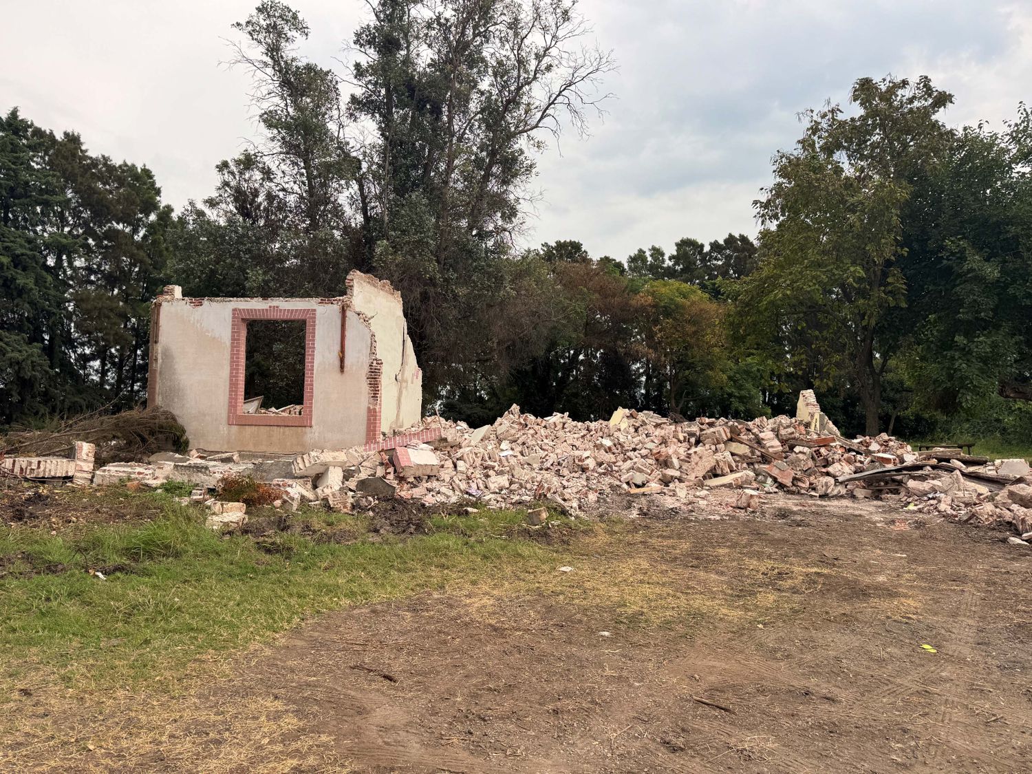 Los restos de la estación Depietri del kilómetro 22 de la ruta 191.