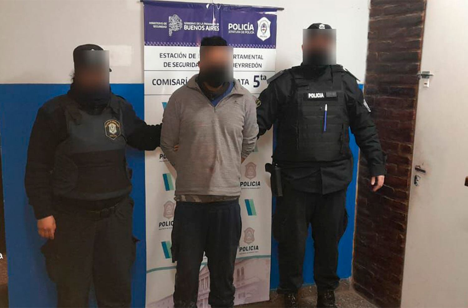 Discutieron por la altura de una medianera, tomó un arma y le disparó en la casa