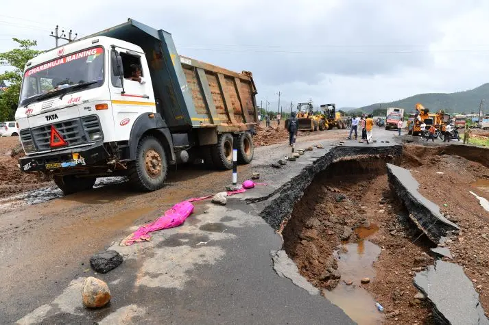 LLUVIAS EN INDIA: buscan cuerpos entre lodo y escombros