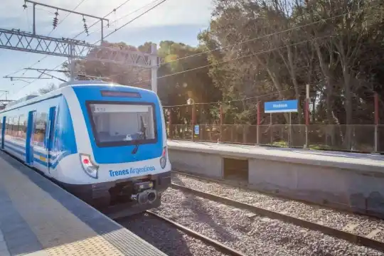 Dos jóvenes graves tras recibir una descarga eléctrica en el tren Roca