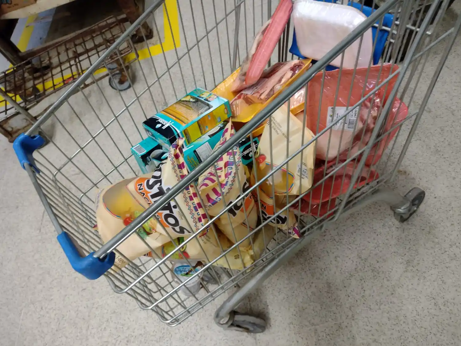 Detectaron alimentos vencidos en un supermercado local