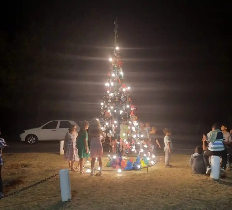 Cascallares tiene un nuevo árbol de Navidad para esperar a Papá Noel