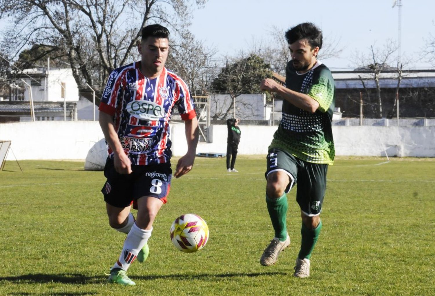 Ferro goleó y sigue en lo alto