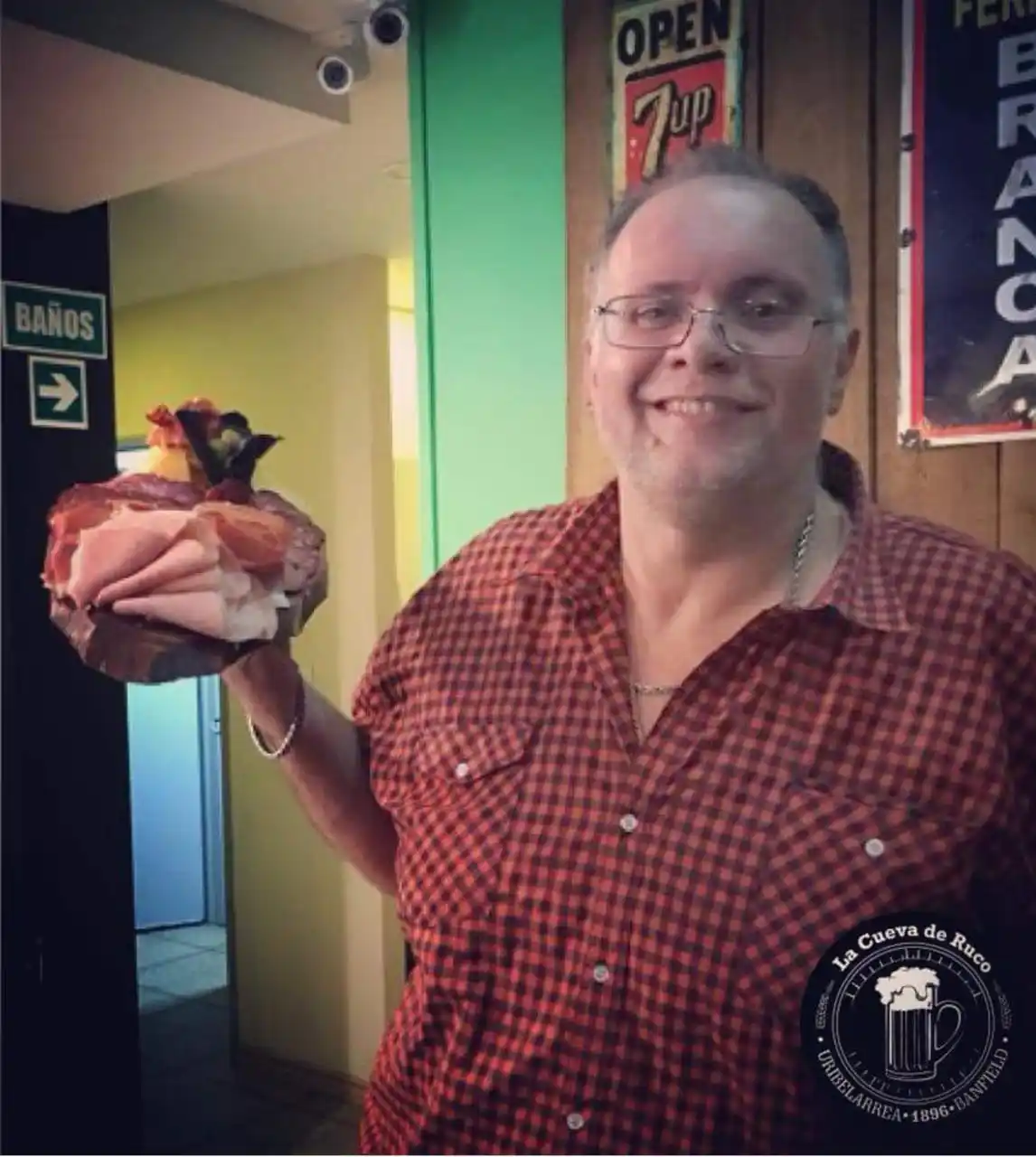 En un bar de Banfield cocinan gratis para personas en situación de calle