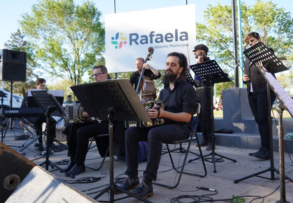 La Orquesta Municipal de Tango en el barrio Martín Fierro