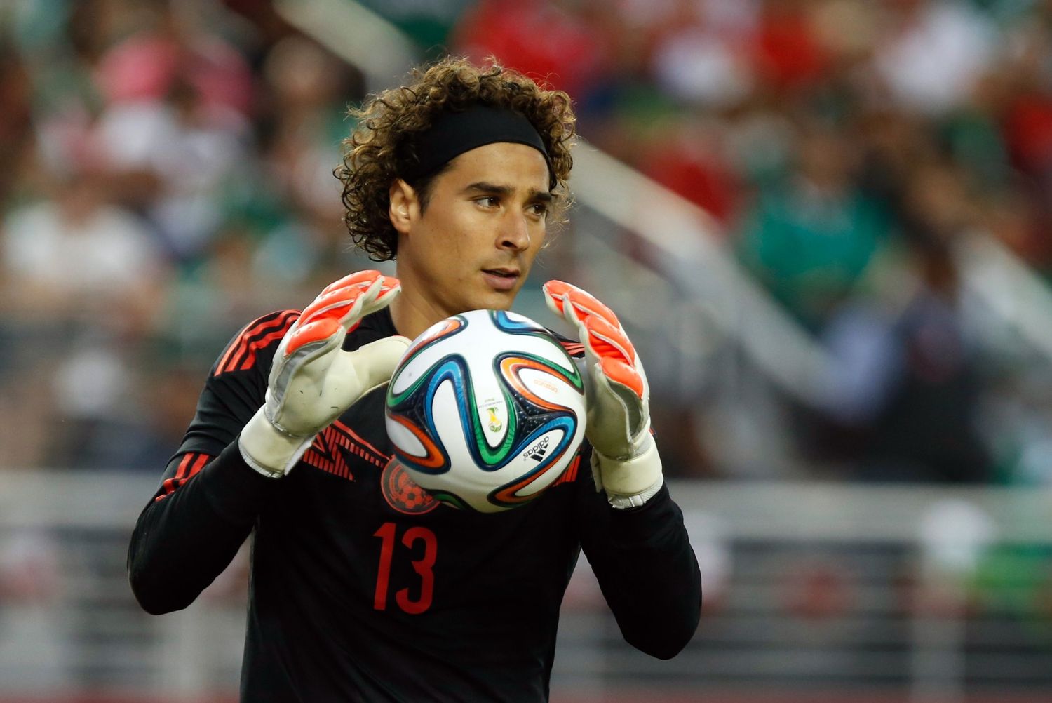 Con un triunfo agónico ante Estrela Amadora, el equipo de Ochoa necesita ganar y esperar otros resultados para evitar el descenso directo en el fútbol de Portugal/ Latin Times