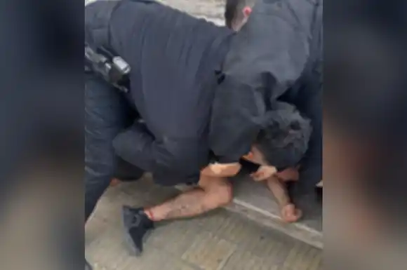 Frustraron el robo de una moto en pleno centro y, con ayuda de un vecino, redujeron al ladrón