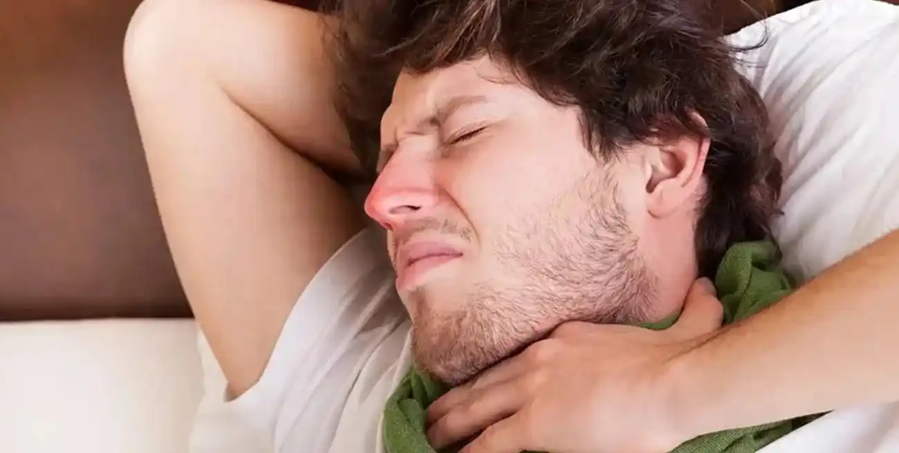 Entre otros síntomas, esta variante produce dolor de garganta.