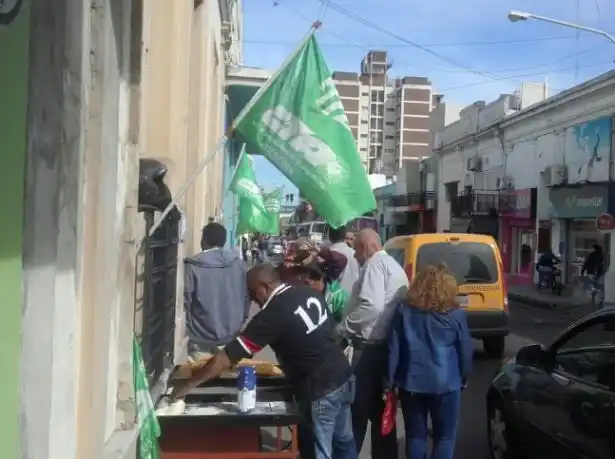 Salud: El Ejecutivo no se presentó y trabajadores cortaron la calle 