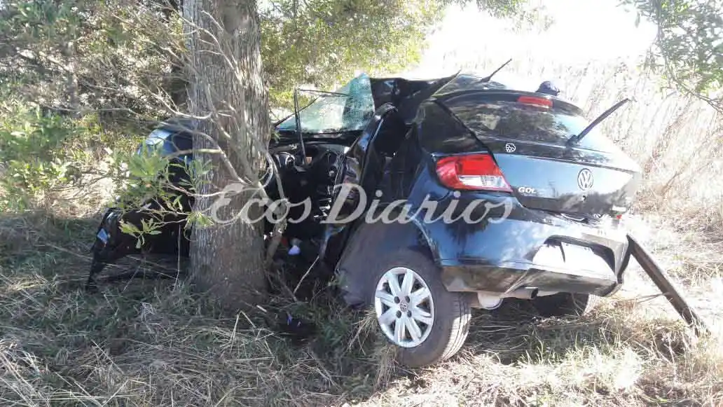 Un joven murió luego de estrellar su auto contra un árbol en ruta 88