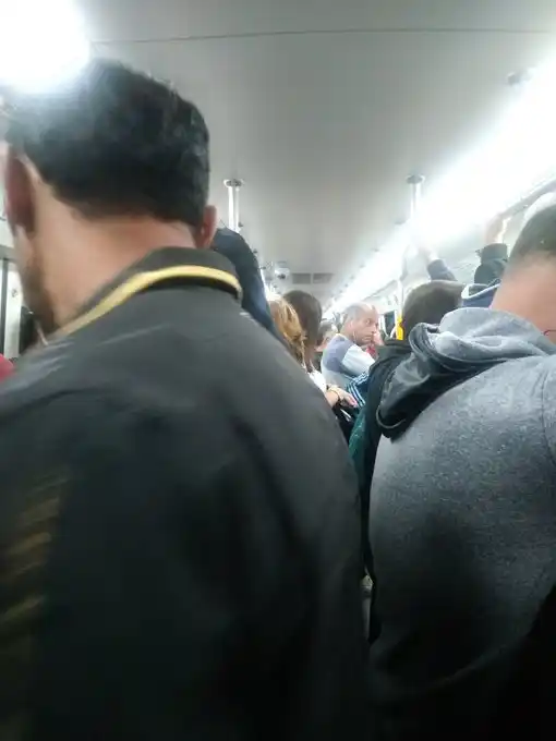 Con vagones llenos y pasajeros parados: Así comenzó el nuevo esquema de los trenes metropolitanos