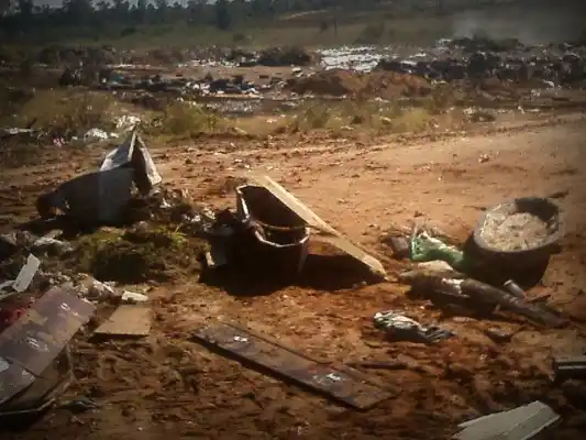 Denuncian que arrojan ataúdes del cementerio al basural