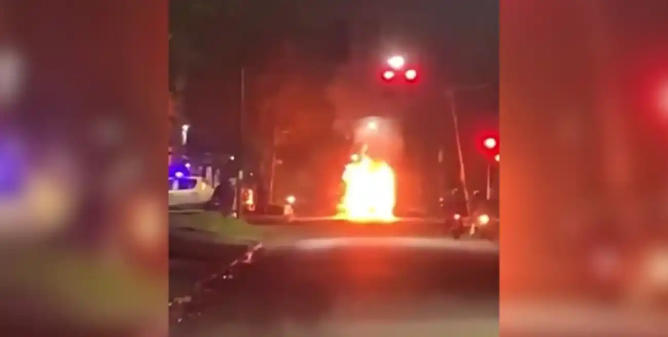 Explotó un auto con GNC en Rosario y asustó a medio barrio