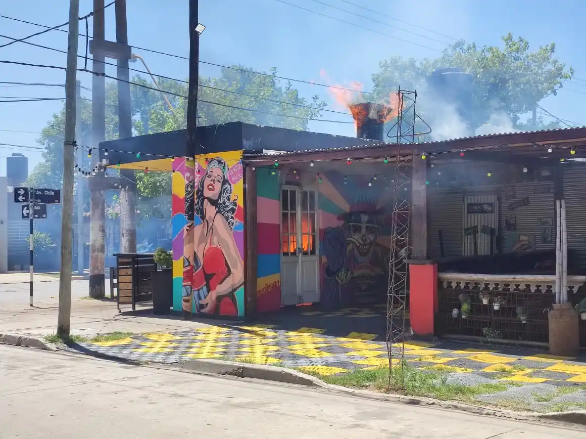 La hamburguesería de Chile y Salta sufrió daños de consideración.