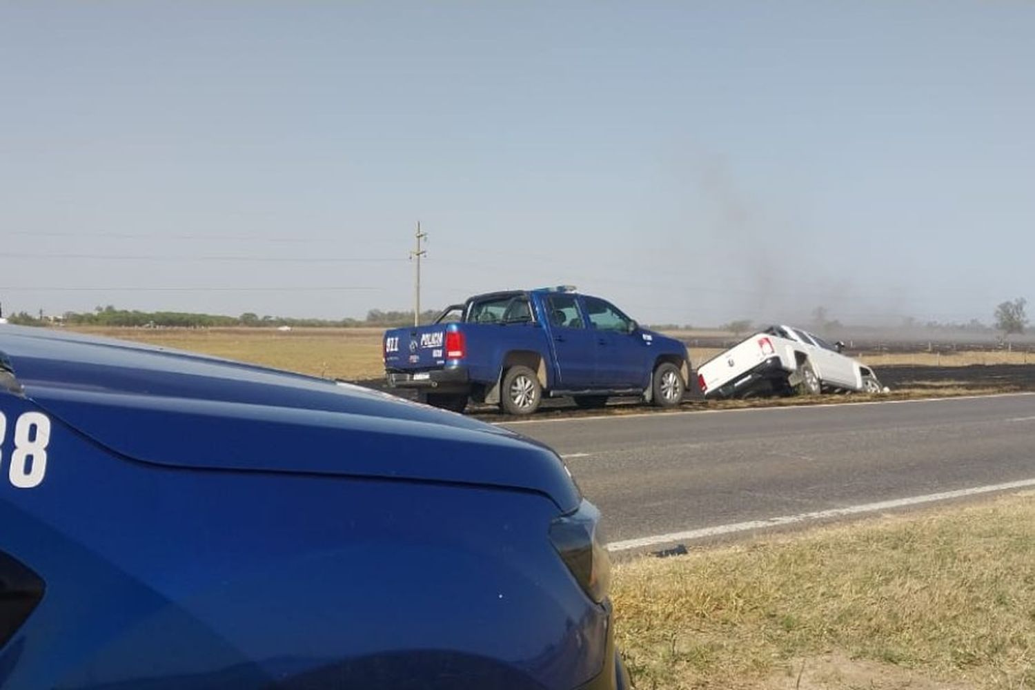 Incendio en la banquina de la Ruta Nacional 34 terminó con una camioneta accidentada