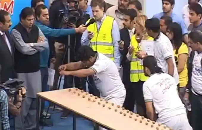 Increible: un hombre rompió 155 nueces con su cabeza en un minuto