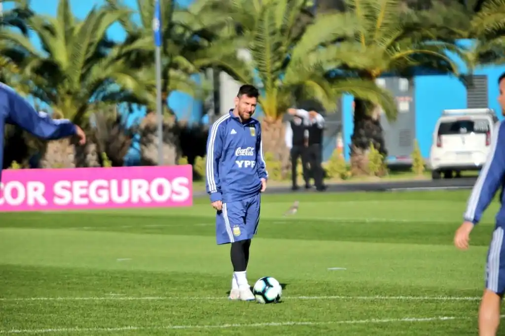 Scaloni probó con Messi y Suárez arriba
