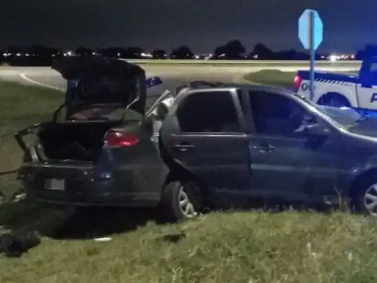 Dos jóvenes murieron luego de que un auto chocara contra un poste en Córdoba