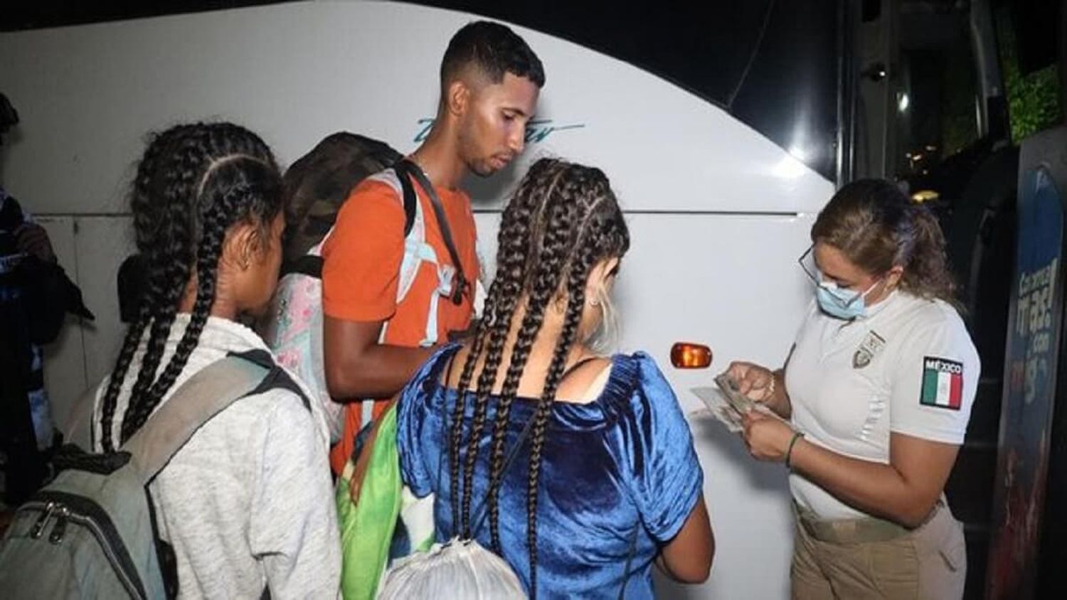 «NO VAMOS A RETROCEDER»: migrantes venezolanos en México se entregan en la frontera