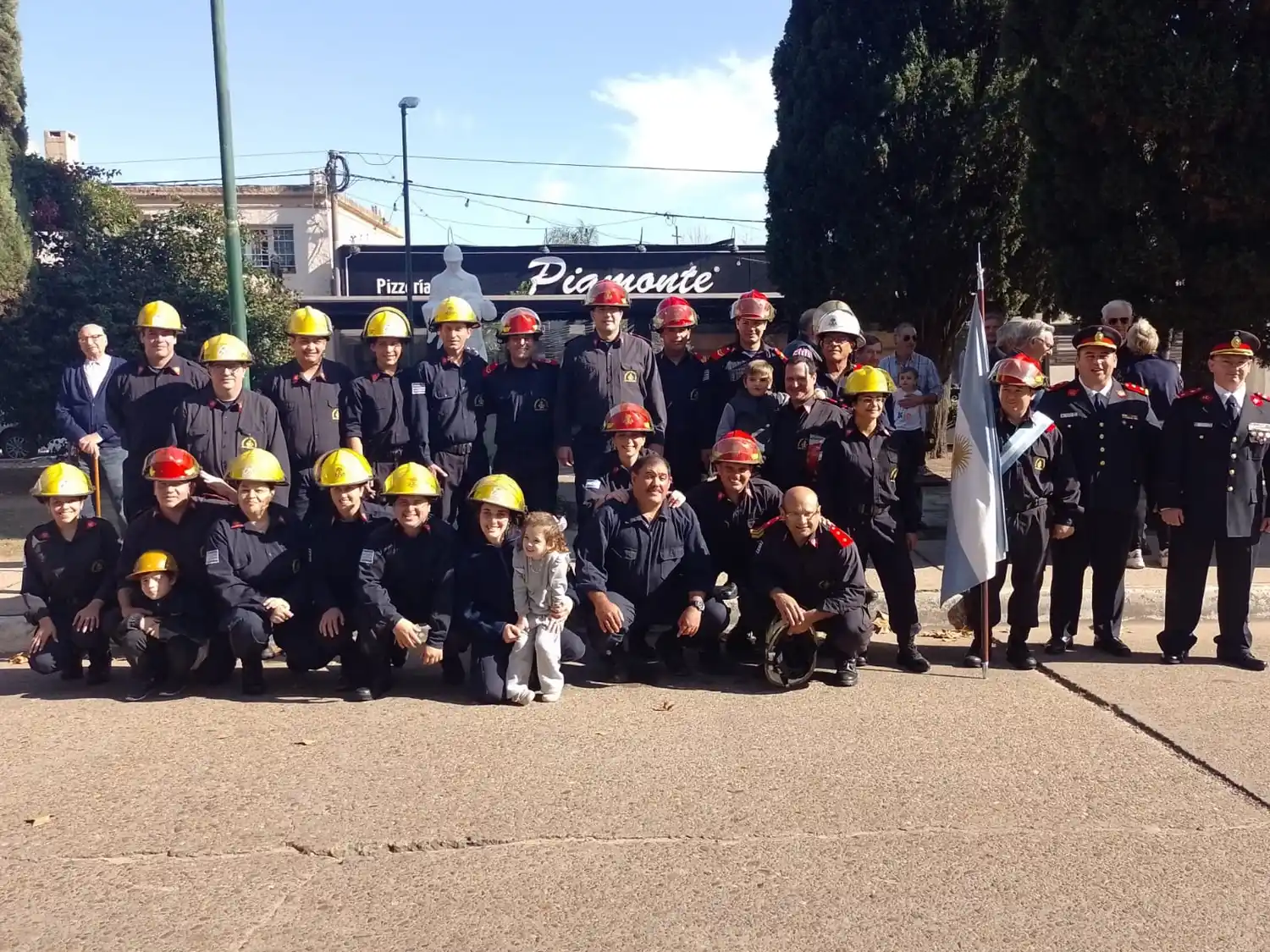 Los Bomberos Voluntarios de la ciudad celebraron su día con la tradicional caravana