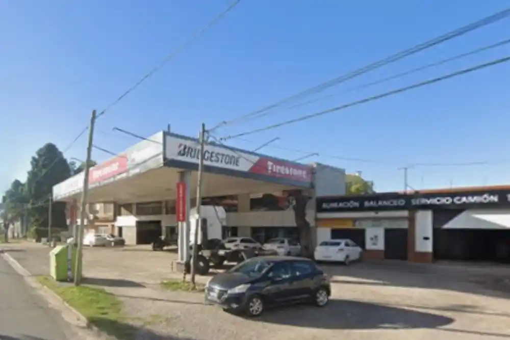 Delincuentes violentaron la entrada de una gomería de barrio Belgrano y huyeron con una camioneta y una caja fuerte